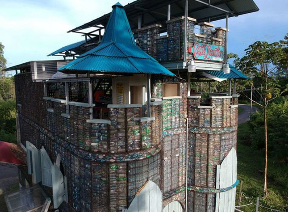 Lâu đài nhựa này được làm từ 40.000 chai nhựa PET và mất 2 năm mới xây xong.